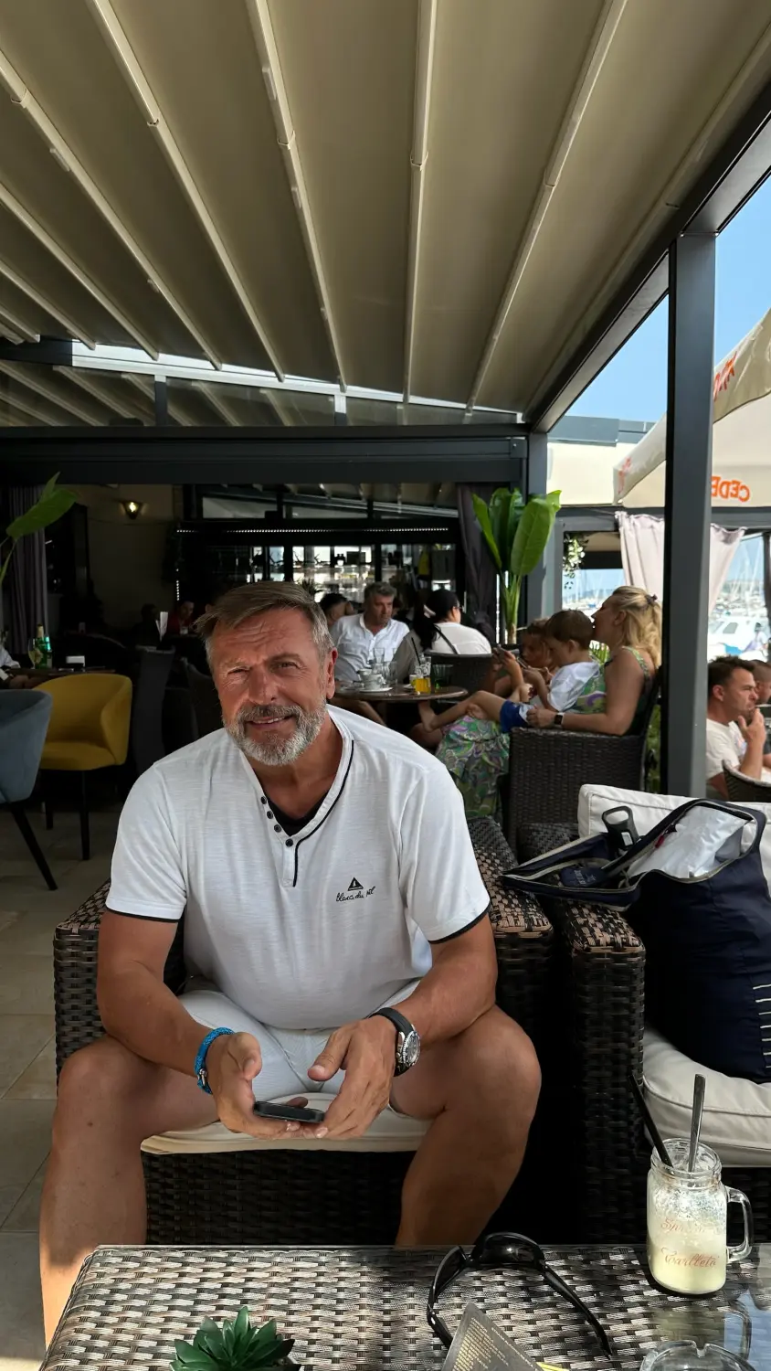 Successful Sailing - Skipper Thomas Lindloff sitting in a restaurant